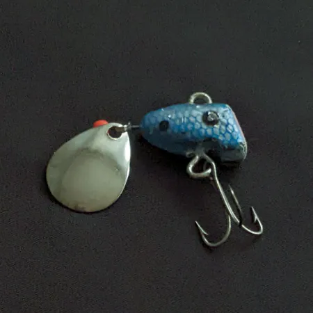 Chas M Six Tackle Little Suzy, 21 g, blue scale, tail spinneris #21917